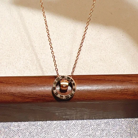 ✨ 18k gold plated rose gold Roman numeral necklace - Picture 4 of 11
